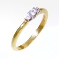 Złoty pierścionek z cyrkoniami