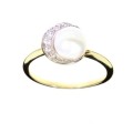 Złoty pierścionek ozdobiony perłą i cyrkoniami