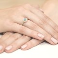 Złoty pierścionek ozdobiony topazem i diamentami 0,50ct