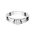 Zło0ty pierścionek ozdobiony diamentem 0.15 ct