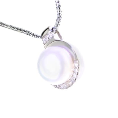 Złota zawieszka z diamentami i perła