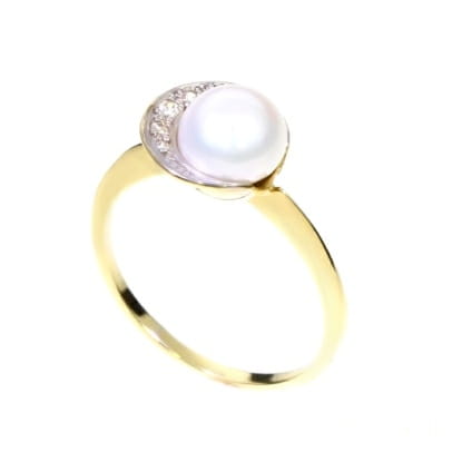 Złoty pierścionek ozdobiony perłą i cyrkoniami