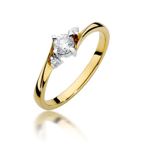 Złoty pierścionek ozdobiony diamentami 0.28 ct