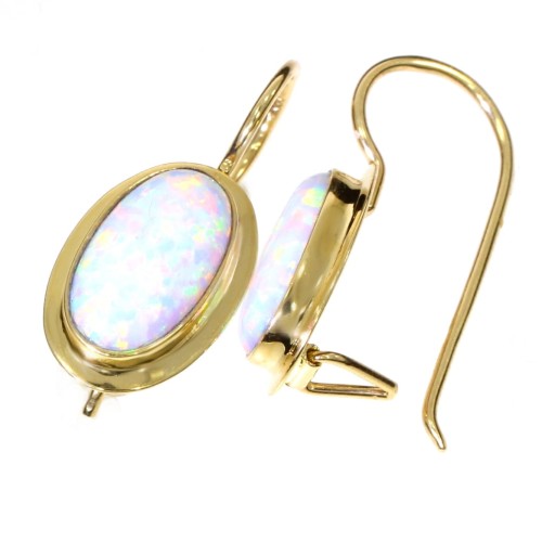 Złote kolczyki wiszące ozdobione opalem