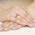 Pierścionek zaręczynowy białe i żółte złoto z rubinem 0,60ct