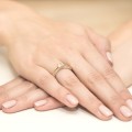 Pierścionek zaręczynowy białe i żółte złoto ozdobiony brylantami 0,44ct