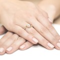 Pierścionek zaręczynowy białe i żółte złoto ozdobiony brylantami 0,26ct