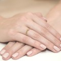 Pierścionek zaręczynowy białe i żółte złoto ozdobiony brylantem 0,10ct