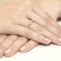 Pierścionek zaręczynowy białe I żółte złoto ozdobiony brylantami 0,04ct