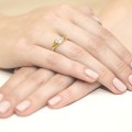 Pierścionek zaręczynowy z białegoi żółtego złota ozdobiony brylantami 0,17ct
