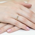 Pierścionek zaręczynowy z żółtego i białego złota ozdobiony brylantem 0,10ct