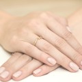 Pierścionek z białego i żółtego złota na zaręczyny ozdobiony brylantami 0,08ct
