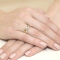 Pierścionek zaręczynowy z białego i żółtego złota ozdobiony brylantami 0,10ct
