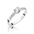 Złoty piuerścionek ozdobiony diamentami 0.37 ct