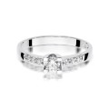 Złoty piuerścionek ozdobiony diamentami 0.37 ct