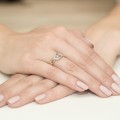 Pierścionek zaręczynowy z białego żółtego złota z tanzanitem