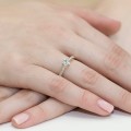 Złoty pierścionek ozdobiony diamentami i topazem 0,30 ct