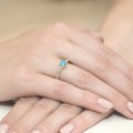 Złoty pierścionek ozdobiony diamentami i topazem 0,50 ct