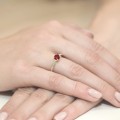 Złoty pierścionek ozdobiony diamentami i rubinem 0,60 ct