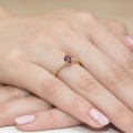 Złoty pierścionek ozdobiony diamentami i rubinem 0,60 ct