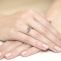 Złoty pierścionek ozdobiony diamentami i tanzanitem 0,40 ct