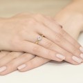 Złoty pierścionek ozdobiony diamentami i rubinem 0,15ct