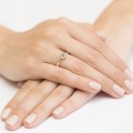 Złoty pierścionek ozdobiony diamentami i szafirem 0,15ct