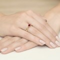 Złoty pierścionek ozdobiony diamentami i rubinem 0,60ct