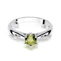 Złoty pierścionek ozdobiony diamentami i oliwinem 0.60 ct
