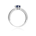 Złoty okazały pierścionek ozdobiony diamentami i szafirem 0,50 ct