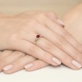 Złoty pierścionek ozdobiony diamentami i rubinem 0,60 ct