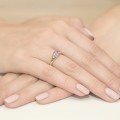 Złoty pierścionek ozdobiony diamentami i ametystem 0,50 ct