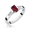 Złoty pierścionek ozdobiony diamentami i rubinem 0,80 ct