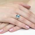 Złoty pierścionek ozdobiony diamentami i okazałym topazem 1,70 ct