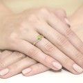 Złoty pierścionek ozdobiony diamentami i oliwinem 0,60 ct