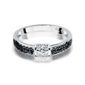 Złoty pierścionek ozdobiony czarnymi i białymi diamentami 0.19 ct