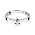 Złoty pierścionek ozdobiony diamentem 0,12 ct