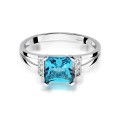 Złoty pierścionek ozdobiony diamentami i topazem 1.40 ct
