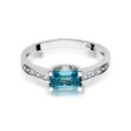Złoty pierścionek ozdobiony diamentami i topazem 0.65 ct