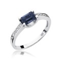 Złoty pierścionek ozdobiony diamentami i szafirem 0.60 ct