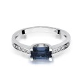 Złoty pierścionek ozdobiony diamentami i szafirem 0.60 ct