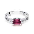 Złoty pierścionek ozdobiony diamentami i rubinem 0.80 ct