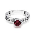 Złoty pierścionek ozdobiony diamentami i granatem 0.60 ct