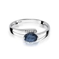 Złoty pierścionek ozdobiony diamentami i szafirem 0.70 ct