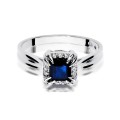 Złoty pierścionek ozdobiony diamentami i szafirem 1.20 ct
