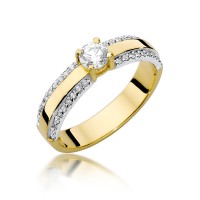 Złoty pierścionek zaręczynowy ozdobiony diamentami 0,45 ct