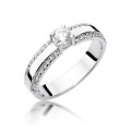 Złoty pierścionek ozdobiony diamentami 0,45 ct