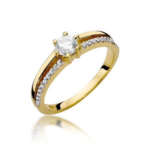 Złoty pierścionek ozdobiony diamentami 0.40 ct