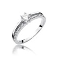 Złoty pierścionek ozdobiony diamentami 0.40 ct
