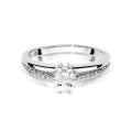 Złoty pierścionek ozdobiony diamentami 0.40 ct